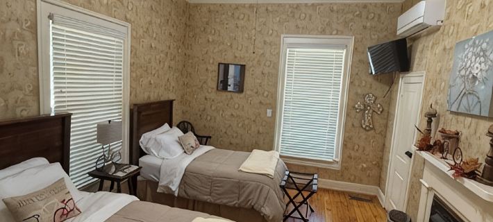 Historic Roberts Home "Night in the Museum" Hotel Отели в г. Калхун