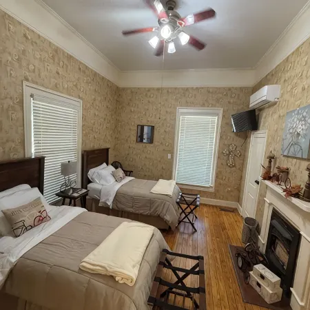 Historic Roberts Home "Night in the Museum" Hotel