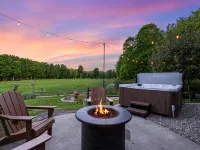 Luxury Riverfront Home on 15+ Private Acres • Hot Tub • Game Room • Sleeps 16 캠턴 호텔