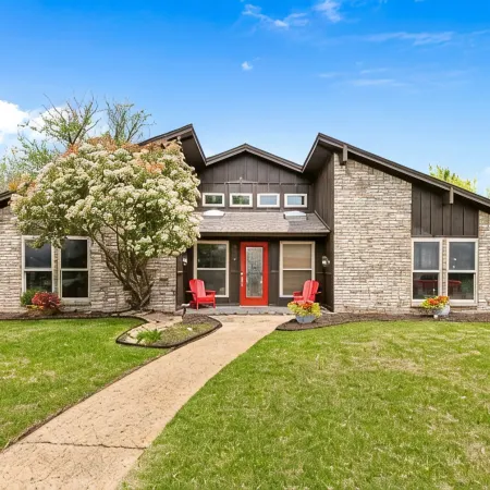 Paradise in Plano-4 bedroom home with pool, spa and jacuzzi suite.