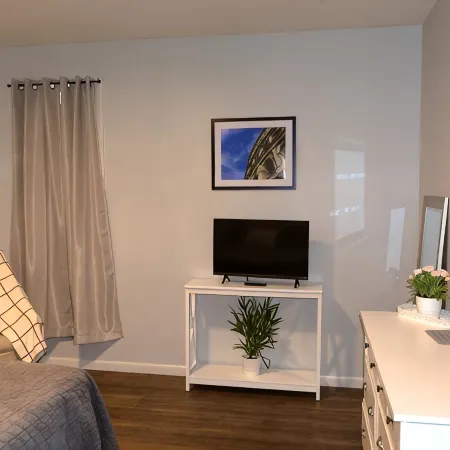 Cozy-Hoosier themed bungalow-Walk to best city parks and Downtown.