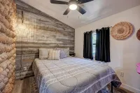 WATER FRONT-HOT TUB- WALKING DISTANCE to main strip. Cobblestone Retreat