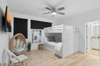 BEACH FRONT BOHO DREAM. Walk to Everything -Great for large Parties LOWER UNIT - Jacuzzi