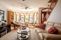 Comfortable & Spacious Luxury Home w/ Chef’s Kitchen only 15 mins to Boston - con encanto
