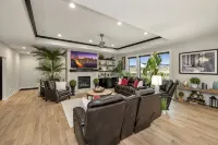 Elegant + Modern Home + Patio - WiFi