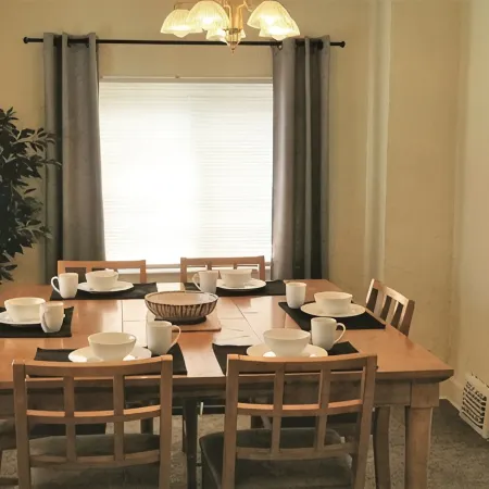 Heart of the Falls! Cozy for 2, Spacious for 8, Close to everything!