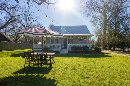 Charming Victorian Bike to Shops, Mins to Antiques & Wedding Venues - 4-Star
