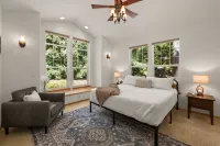 Spacious Mt. Hood Escape - Hot Tub • Sleeps 10 • Game Room • EV2 Charger - Homestays