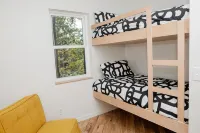 配有懸崖景觀, 超大窗戶的兩卧室現代微型小屋! - 3星級