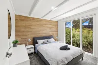 Luxury Lake House on Lake Eildon and only 35km from Mt Buller for skiers. - balcony