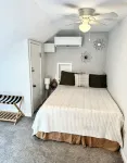A Hidden Gem! Cozy Cottage with huge Pool & Garden! 8 guest - 4 bedrooms-2 baths - Country Houses