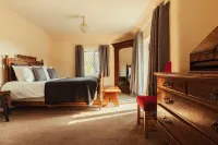 Charming Riverside Cottage - Ideal for Families & Groups, Pool, Gardens & River - 무료 와이파이