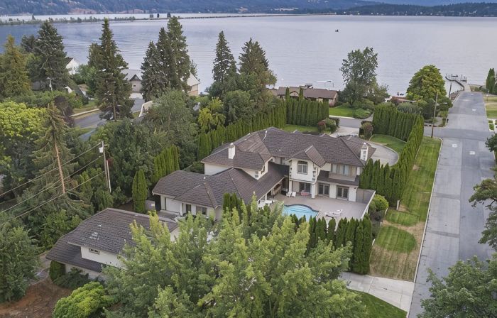 Unique Sandpoint Estate, Close to Schweitzer, Covered Spa & Amazing Theater