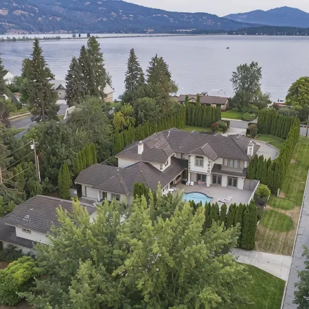 South Sandpoint Estate: Pool, Covered Spa, Theater & Walk to Downtown