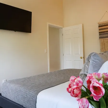 *NEW CONSTRUCTION* Sun Splashed 2b King bed w/pool by LAX, beaches, Disneyland. Hotels in Carson