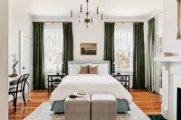 Designer Retreat in Quaint Historic District w Front Porch Dining under the oaks - Bungalows