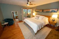 Tranquil Forested Cabin with Sauna, Home Gym, & AC - Boutique