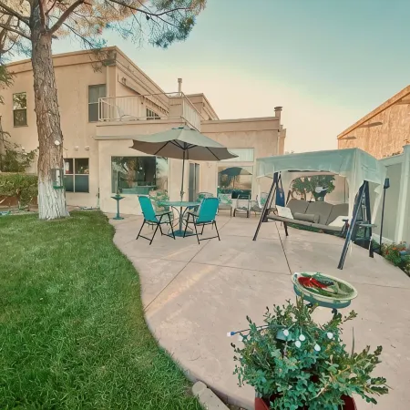 Golf Course, Mnt Views, Balloons, King Bed, Veranda, Yard, 3 Bd, Wifi, BBQ, WD