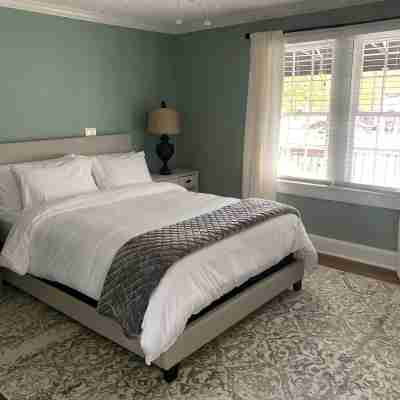 Cozy Cottage on Canton Street just steps away from nightlife, shopping and parks Rooms