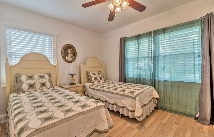 Pool home 1.5 blocks from the river & 10 mins to the beach.