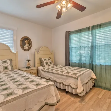 Pool home 1.5 blocks from the river & 10 mins to the beach.