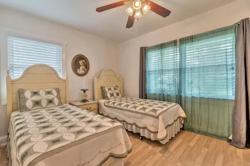 Pool home 1.5 blocks from the river & 10 mins to the beach. - Wifi