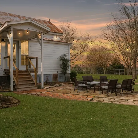 Country Farmhouse close to Texas A&M, wedding venues, & wineries!