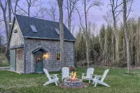 Spring Escape in Hatchville – Sleeps 6 + Dogs! - 4성급