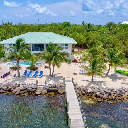 MILLION DOLLAR VIEW very private 4 bedroom resort with pool, pier, kayaks, spa