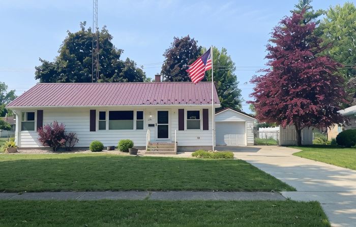 3-bedroom house in  Rochester with a fenced back yard,  AC, WiFi