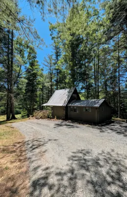 HOT TUB! Nature Delight! 2 Acre Cabin Hot Tub- Creek & Dog Friendly Fast WIFI! - Homestays