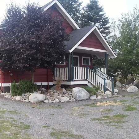 Vintage Island Home 2 Blocks From Town. 4 Bdrs, 2 Kitchens, 3 Bath. Can Sleep 14