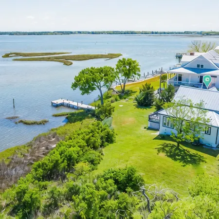 WATERFRONT, gorgeous, PVT DOCK, relax, DOWNTOWN, fish, RETREAT