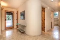 Sunriver Adventure Lodge - 4Br/3.5BA, 2 Primary Suites, A/C, Bikes, & Sharc - Gym