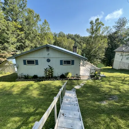 Lake Front House in Caryville with Private Dock, 5 minutes from I75 /Twin Cove!