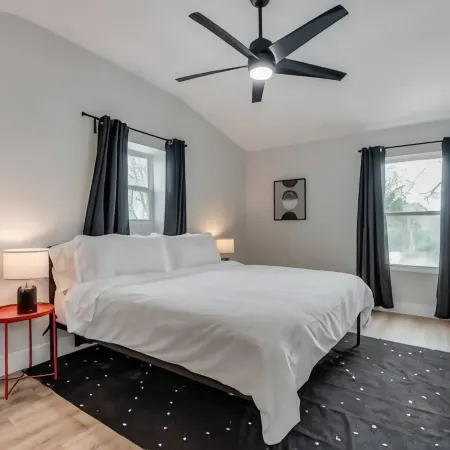 Old Town Keller 5bed 3 bath home Hotels in Keller