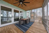 Cozy Lakehouse w/ Fire Pit & Bed Swing Near Mammoth Cave National Park - 3-Sterne