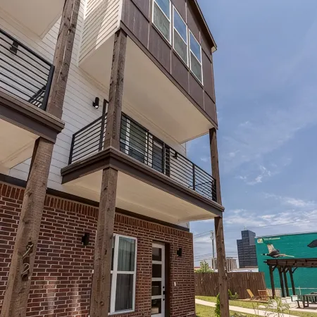 Luxe Downtown Townhouse – Walkable, Stylish & Spacious