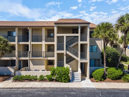 Southern C's Beachfront condo, tropical heated pool, great for family or couple - Boutique