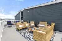 Modern 4-Story Beach House – Steps from Seaside Heights Boardwalk - 4-Sterne