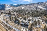 Luxury, Remodeled Retreat w/ Ski Slope Views Throughout! Walk to Gondola & Shops - Kylpyammeita