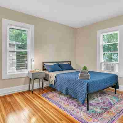 Stylish 4BR 2 Bathroom Home in Forest Park Rooms
