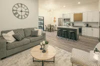 Sleeps 7 ~ Near Ice Rink ~ Netflix ~ Triple Bunk - Kitchens