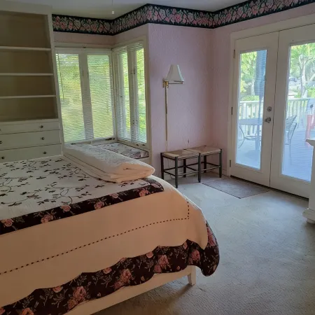 Wonderful Oasis in Kingston Plantation, near the Embassy and Hilton.