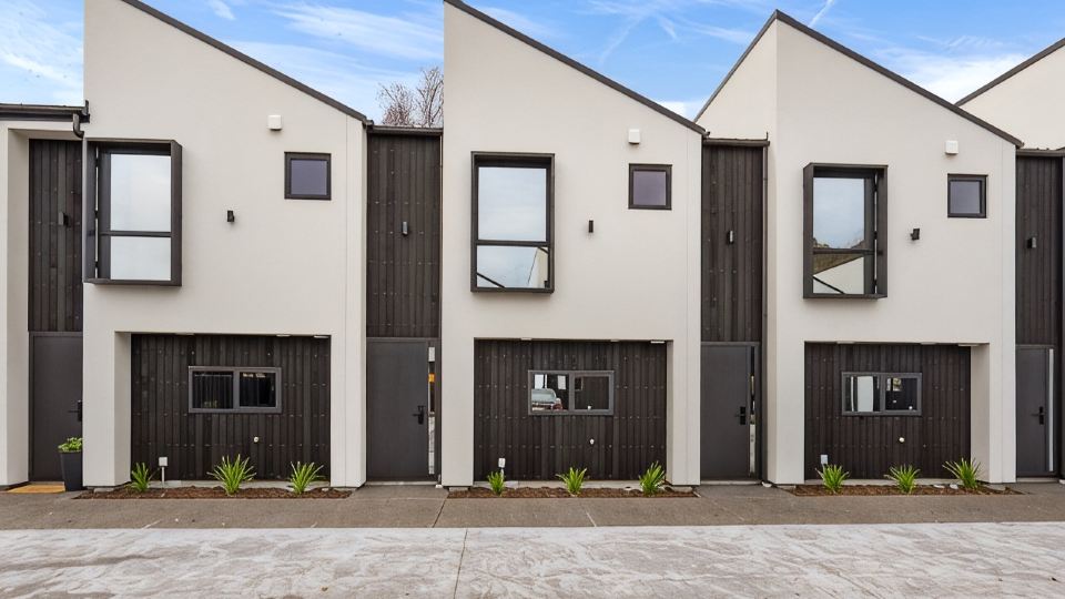 Secure Quiet CBD Townhouse | Free Parking + EV