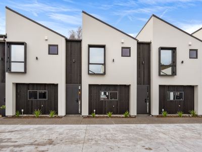 Secure Quiet CBD Townhouse | Free Parking + EV