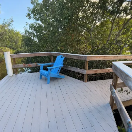 Charming 2-bedroom house with dock, AC, & Wifi. Enjoy kayaking2 min from beach