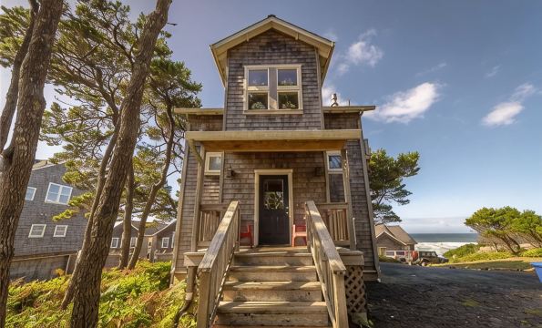 Cloud Nine - A Charming Ocean View Home with Hot Tub & Fire Pit in Belle Beach!