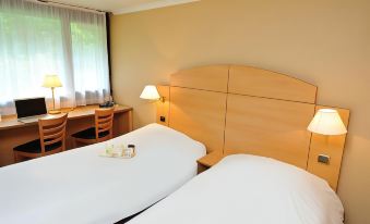 Kyriad Sedan - Housity