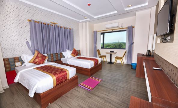 H Plus Hotel Yangon - Housity